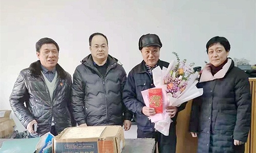 浙江省國(guó)防工業(yè)工會(huì)徐航主任、王哲（副處級(jí)調(diào)研員）代表省國(guó)防工業(yè)工會(huì)來公司慰問全國(guó)勞動(dòng)模范余昌琴和困難職工。